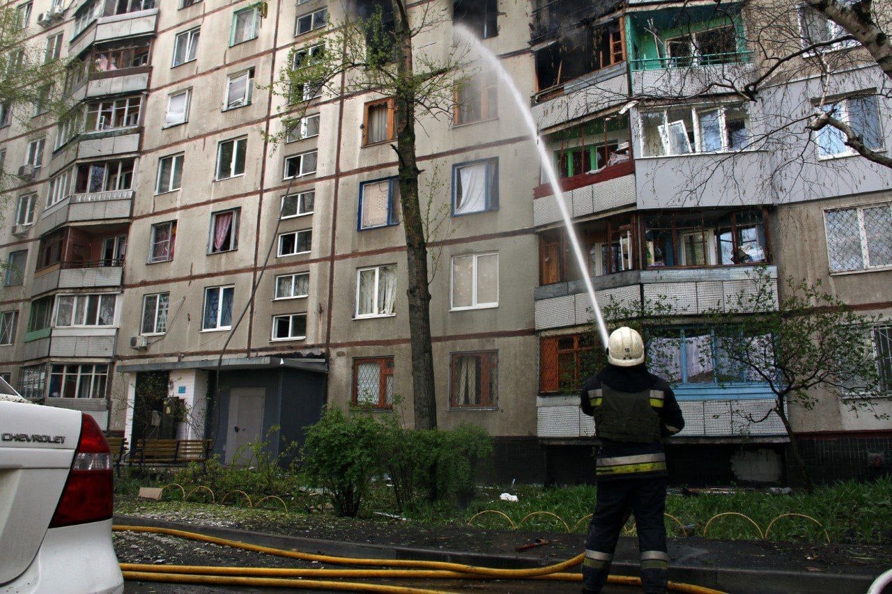 Спасатели тушат 12-этажку на Салтовке