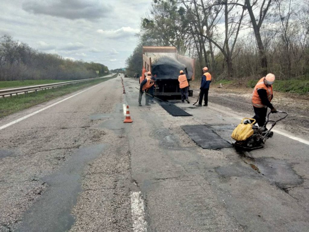 В Харьковской области провели ямочный ремонт на 7 дорогах (фото)