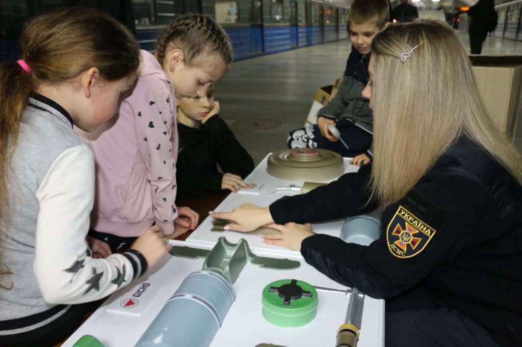 Жителей метро в Харькове учат противоминной и противохимической безопасности (фото)