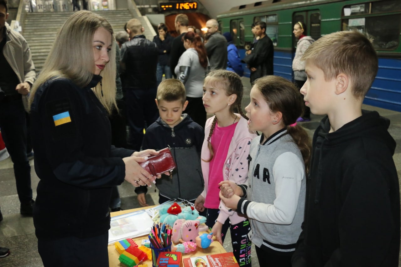 Сотрудница ГСЧС проводит мастер-класс для детей в метро в Харькове