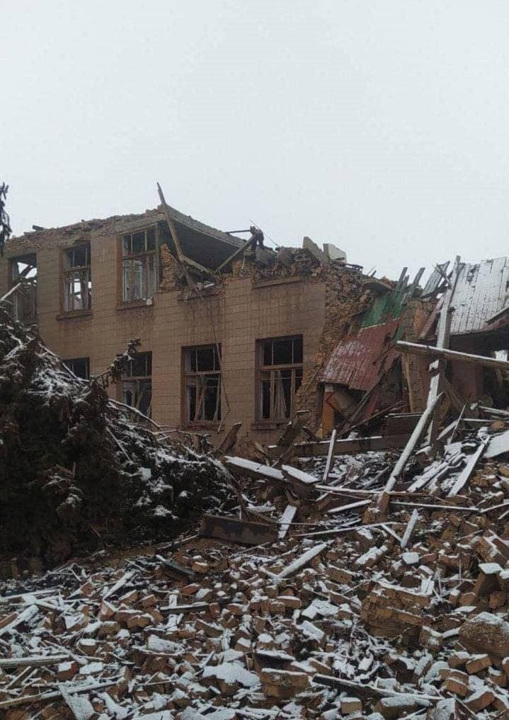 Оккупанты разрушили и ограбили школы в Боровской громаде (фото)