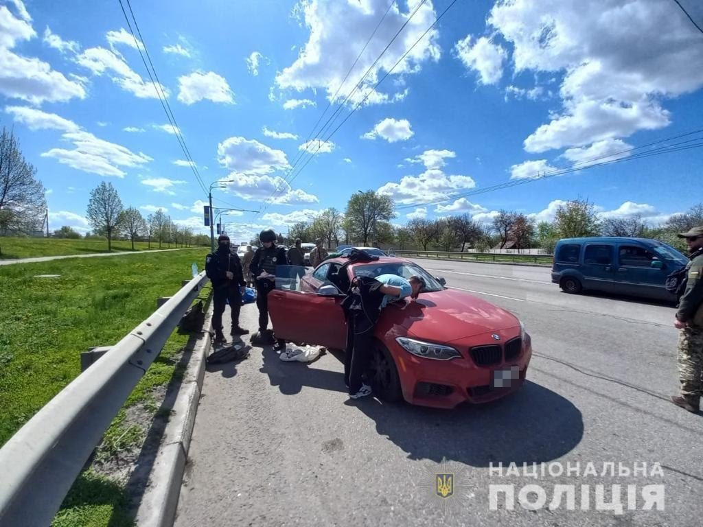 Харьковские полицейские остановили красный BMW с патронами и гранатой (фото)