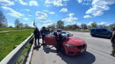Харьковские полицейские остановили красный BMW с патронами и гранатой (фото)