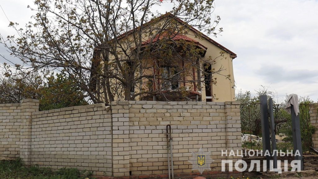 Российский танк расстрелял жилой дом в Харьковской области: раненых во время обстрела мужчин вывезли в РФ