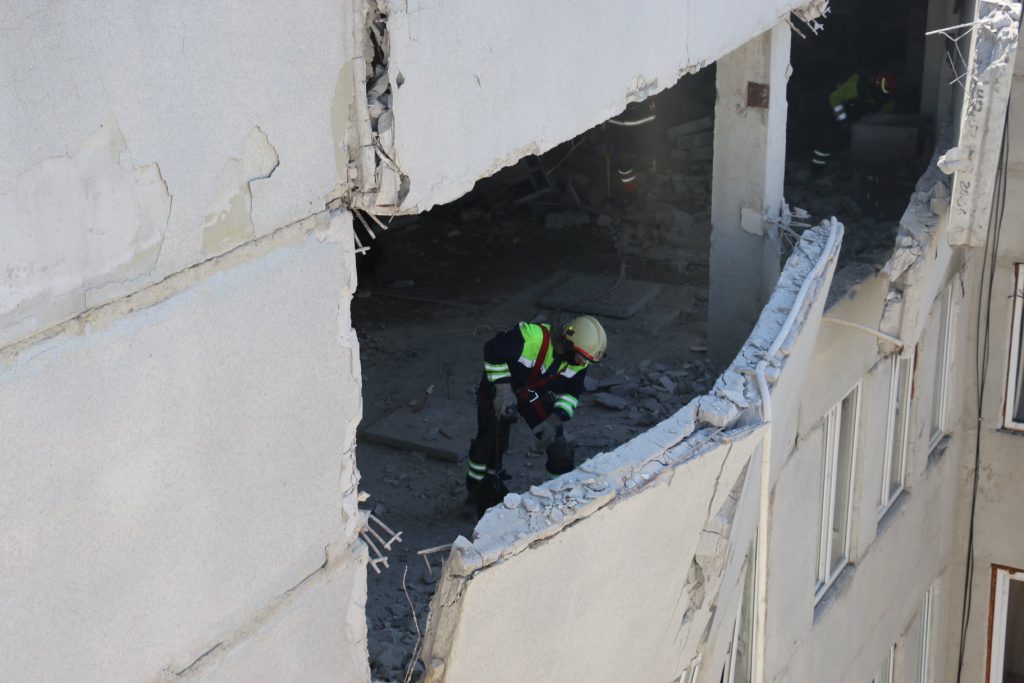 В ГСЧС показали, как разбирают бетонные конструкции разрушенной больницы в Харькове (фото, видео)