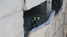 В ГСЧС показали, как разбирают бетонные конструкции разрушенной больницы в Харькове (фото, видео)