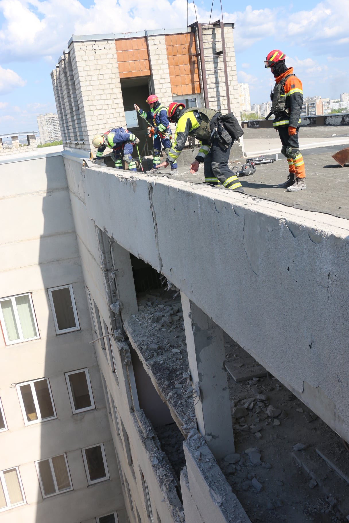 ГСЧСники на крыше разрушенной больницы в Харькове