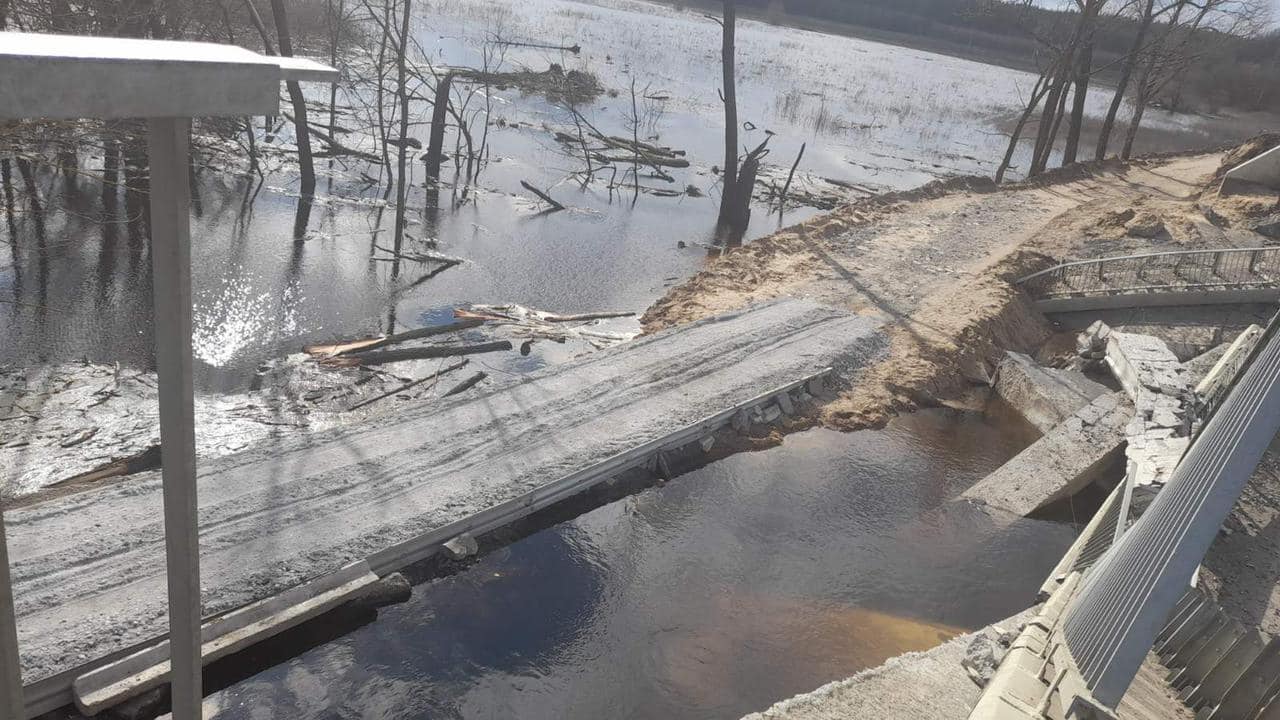 На Харьковщине сделали временные объезды двух взорванных мостов (фото)