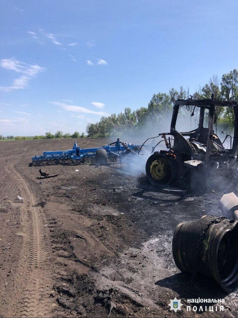 На Харьковщине российская ракета попала в работающий на поле трактор (фото, видео)