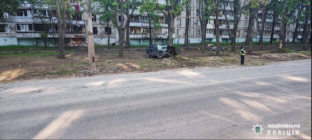 Разбитая машина в обстрелянном районе Харькова