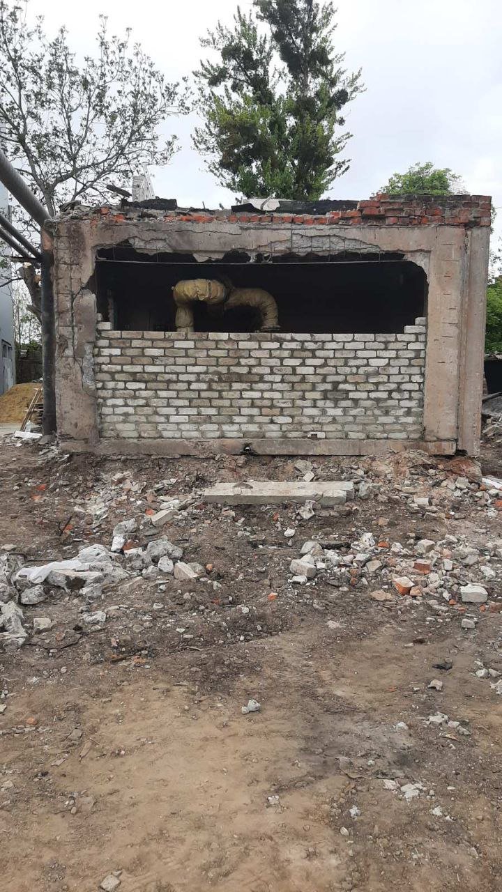 В Харькове восстанавливают котельную, в которую прилетела авиабомба (фото)