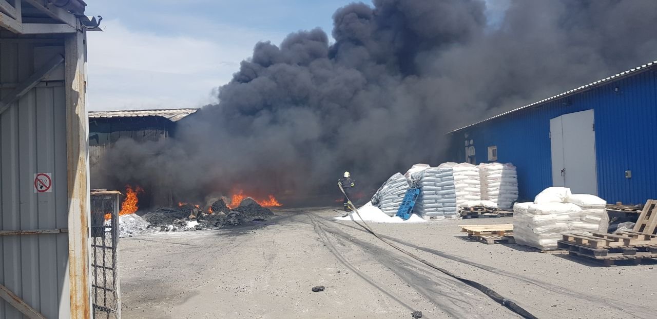 После обстрела в Дергачевском районе загорелся склад