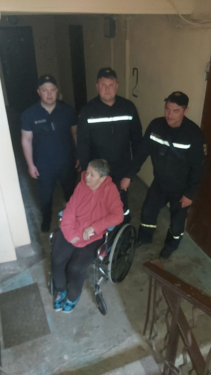 Спасатели помогли эвакуировать в безопасное место пожилую женщину на инвалидной коляске (фото)