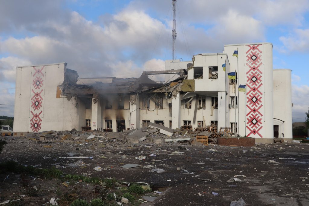 Российскими обстрелами в Дергачах уничтожены Дом культуры и промышленное предприятие (фото)