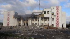 Российскими обстрелами в Дергачах уничтожены Дом культуры и промышленное предприятие (фото)