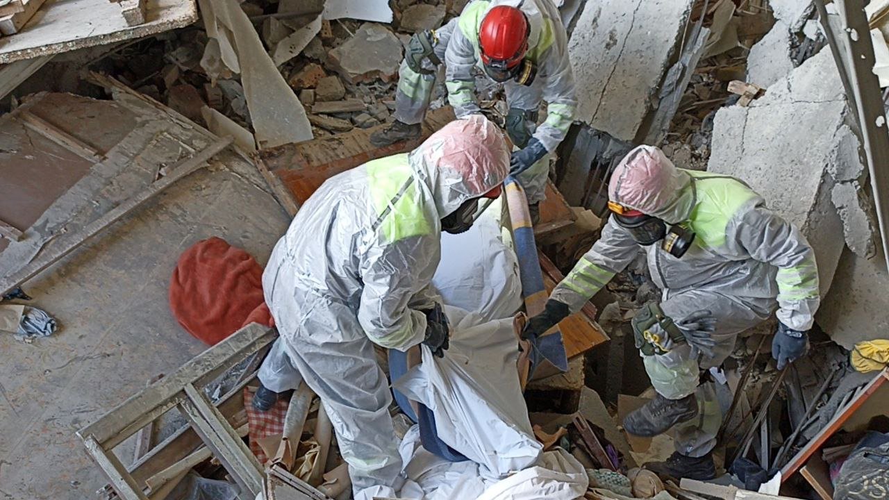 Сотрудники ГСЧС достают тело погибшей из-под завалов