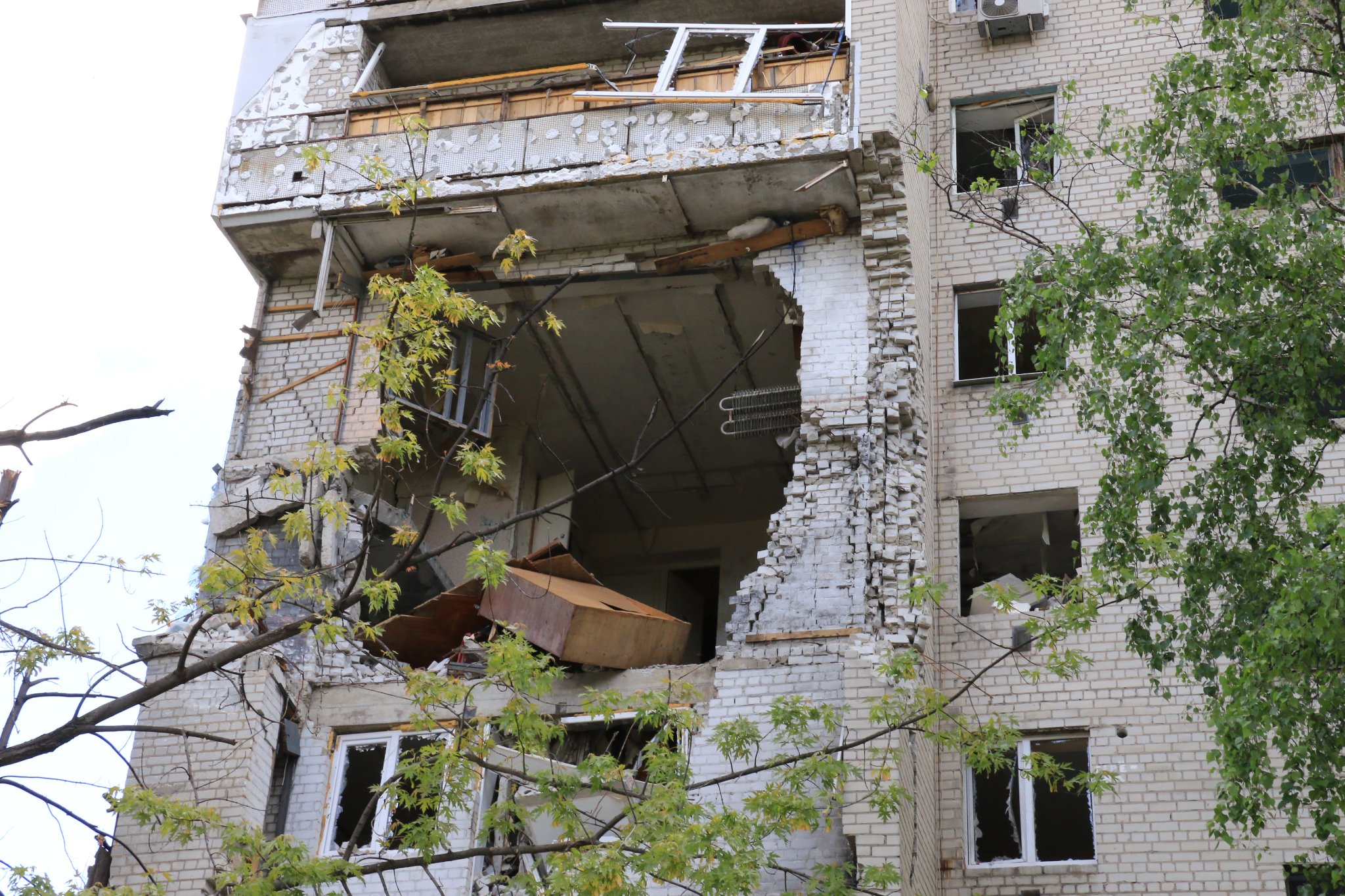 Последствия обстрела армией РФ жилой 9-этажки под Харьковом