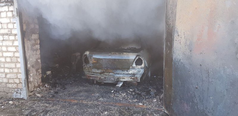 В Малой Даниловке после обстрела сгорели автомобили в гаражах