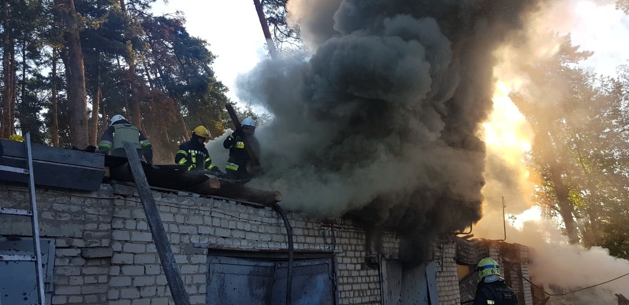 Пожарные тушат гаражи в Малой Даниловке под Харьковом