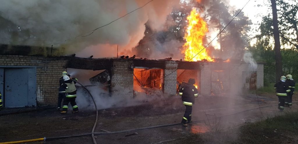 В Малой Даниловке из-за обстрела сгорели гаражи и 4 машины (фото)