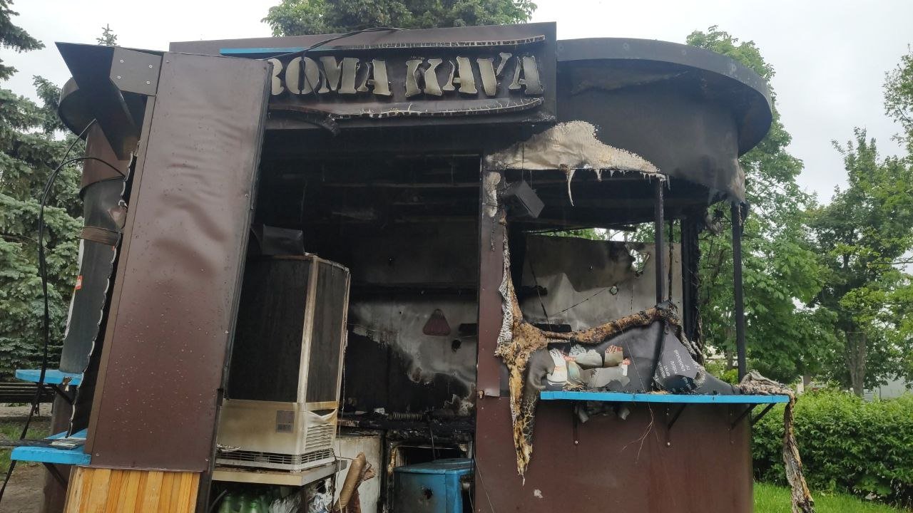 Пожар на Павловом поле в Харькове после обстрела
