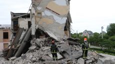 Спасатели разбирают завалы общеобразовательной школы в Основянском районе Харькова (фоторепортаж)