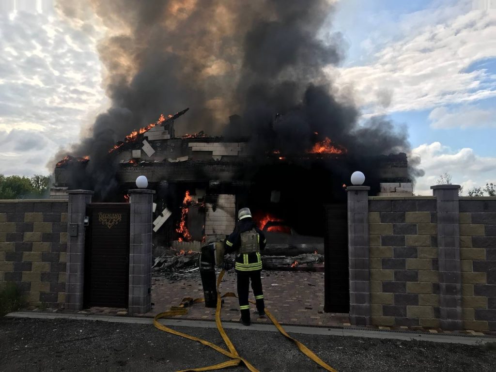 Под Харьковом из-за обстрела горел частный дом, гараж и автомобиль (фото)