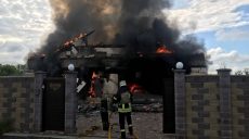 Под Харьковом из-за обстрела горел частный дом, гараж и автомобиль (фото)
