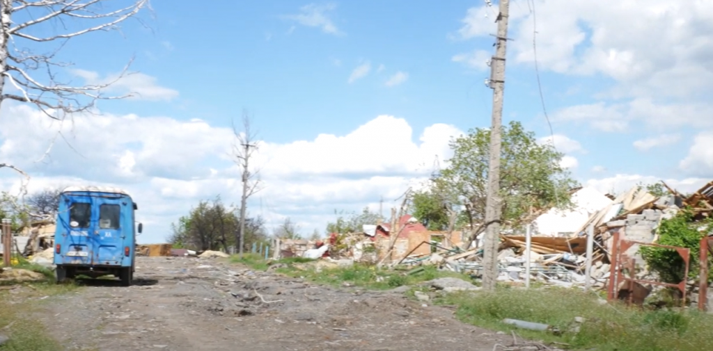 У зруйнованій Вільхівці, що під Харковом, місцеві гуртом ремонтують будинки (відео)
