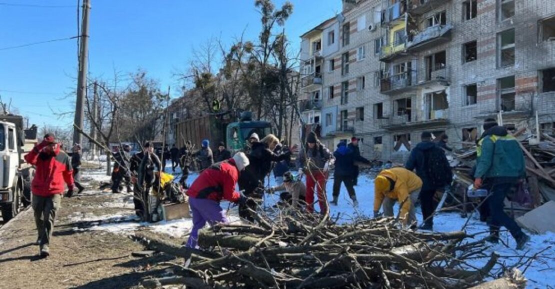 В Харькове по инициативе «Восстановим Харьков вместе» разобрали завалы на 128 локациях (фото)
