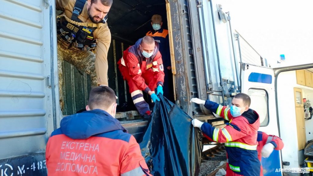 В Харьковской области вагоны-рефрижераторы «Укрзалізниці» наполнены телами мертвых оккупантов (видео)