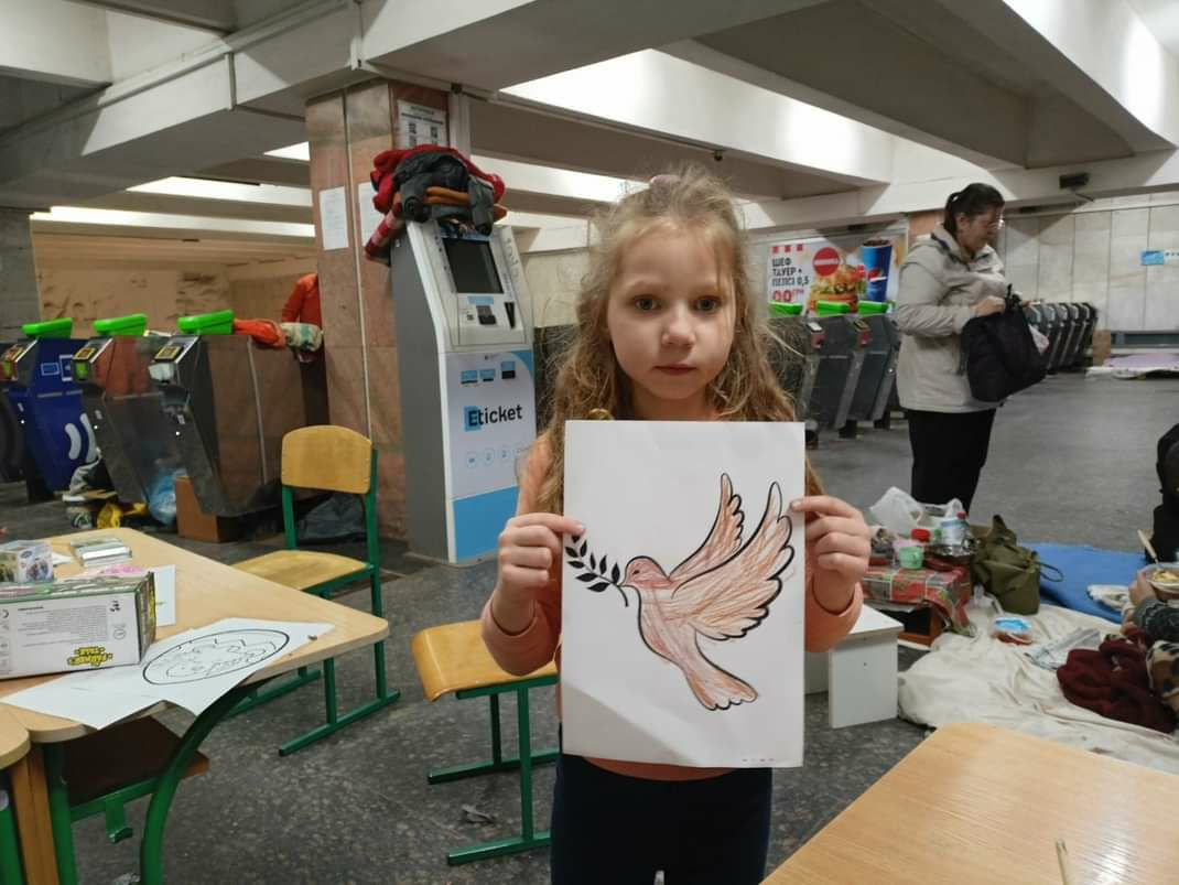 Дети, живущие в метро, учатся рисовать