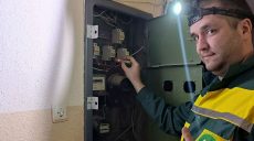 Работники «Харьковгорлифта» в перерывах между обстрелами чинят электроснабжение на Салтовке