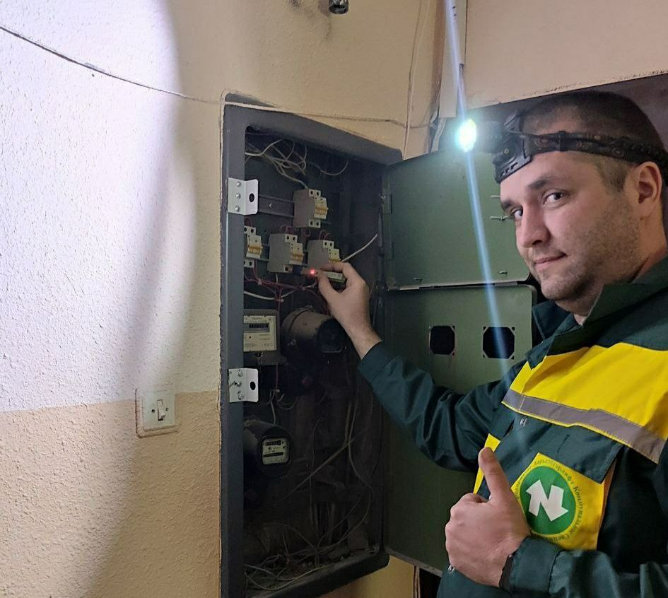 Работники «Харьковгорлифта» в перерывах между обстрелами чинят электроснабжение на Салтовке