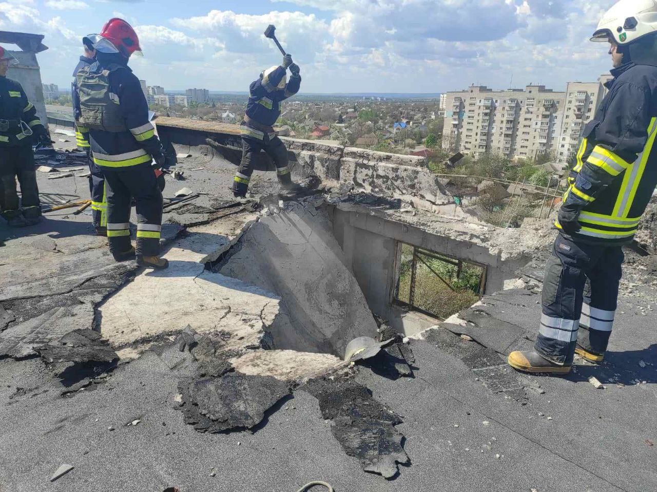 Спасатели на крыше попавшего под обстрел дома на ХТЗ в Харькове
