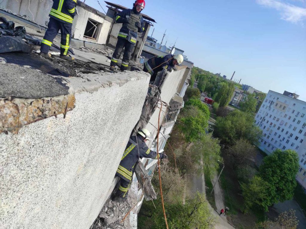 Спасатели разобрали завалы двух жилых 9-этажек в Харькове (фото)