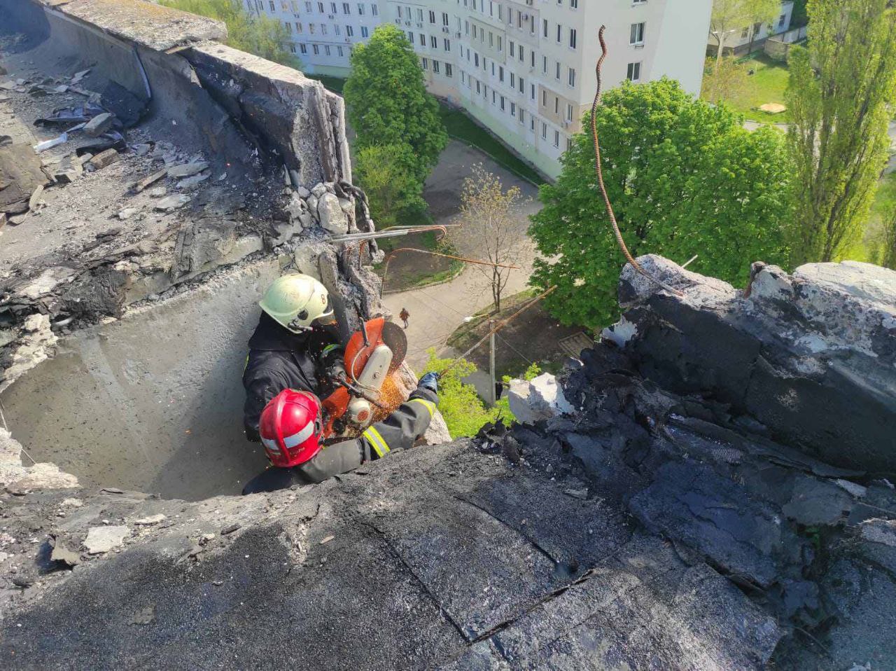 Спасатели в Харькове разбирают завалы в многоэтажке после обстрелов РФ