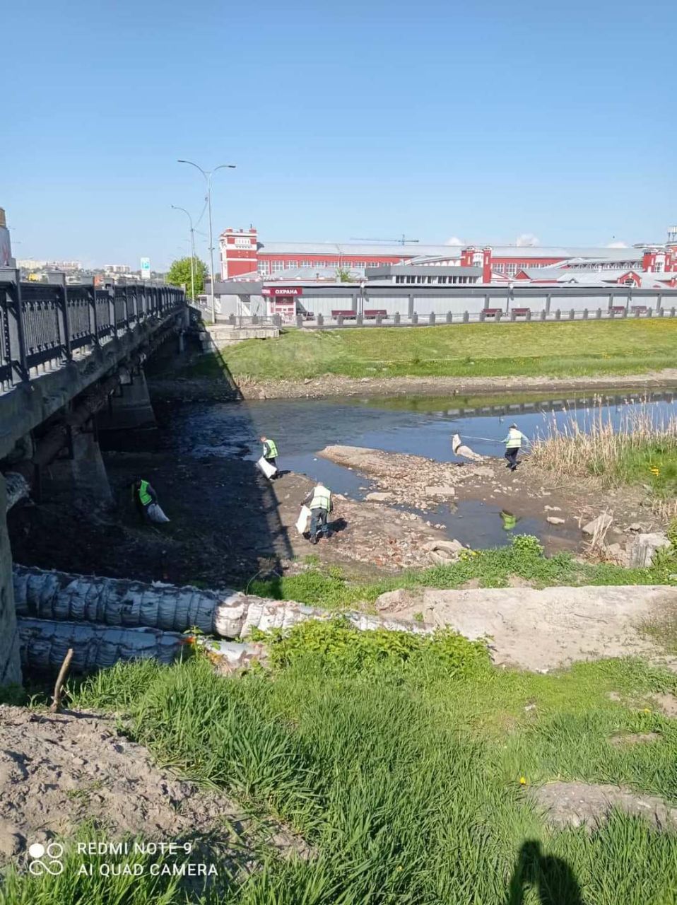 Реки в Харькове спустили и чистят дно