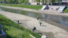 В Харькове коммунальщики чистят русла рек от мусора (фото)