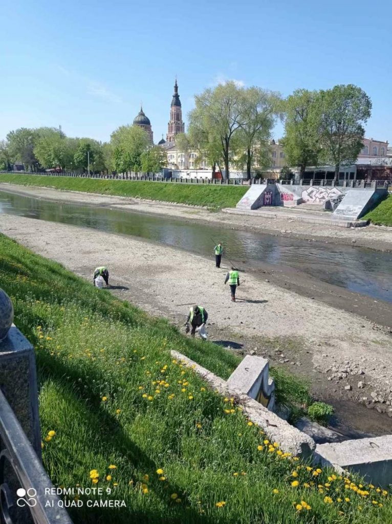 В Харькове коммунальщики чистят русла рек от мусора (фото)