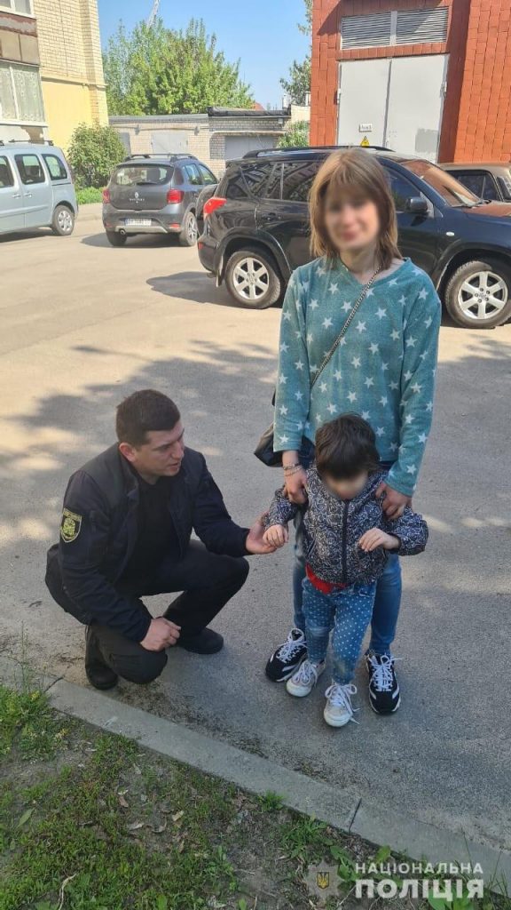 В Харькове 4-летняя девочка сбежала из дому — полиция нашла ее родителей