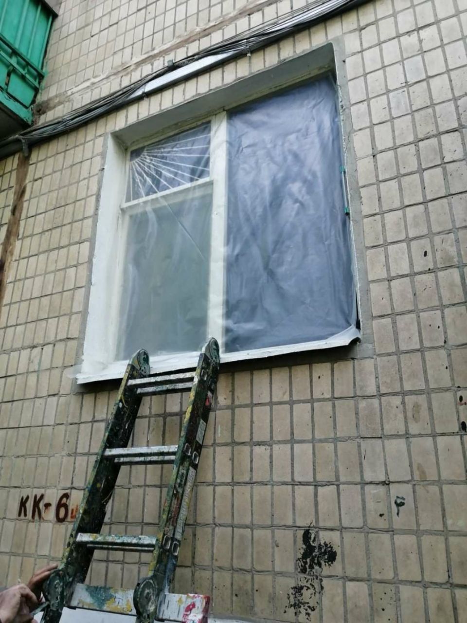 Окно с пленкой вместо стекла в Харькове после обстрелов