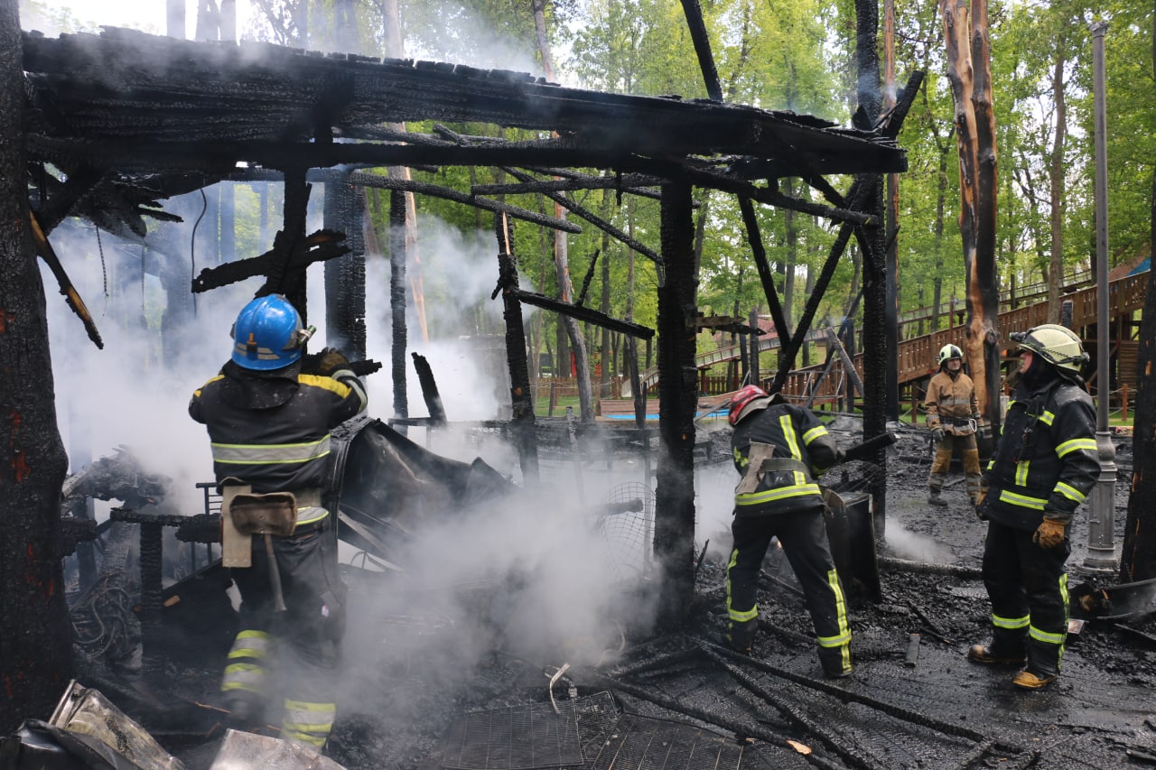 Пожарные тушат аттракционы в Харькове