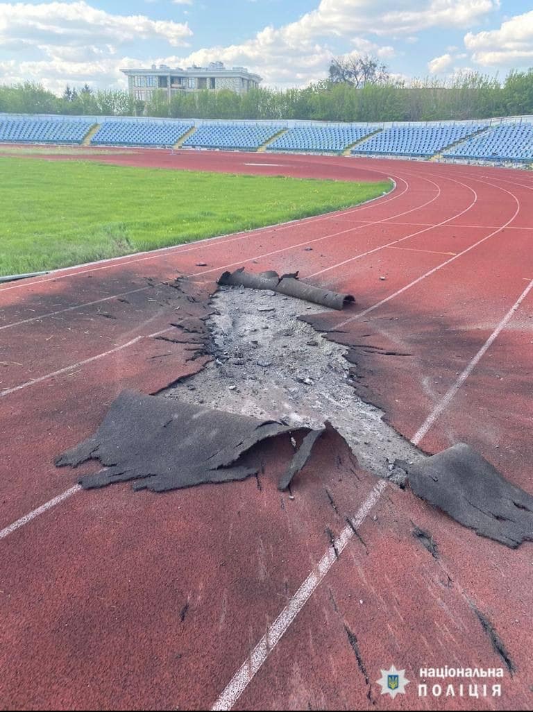 Снаряд разорвался на беговой дорожке стадиона "Динамо" в Харькове