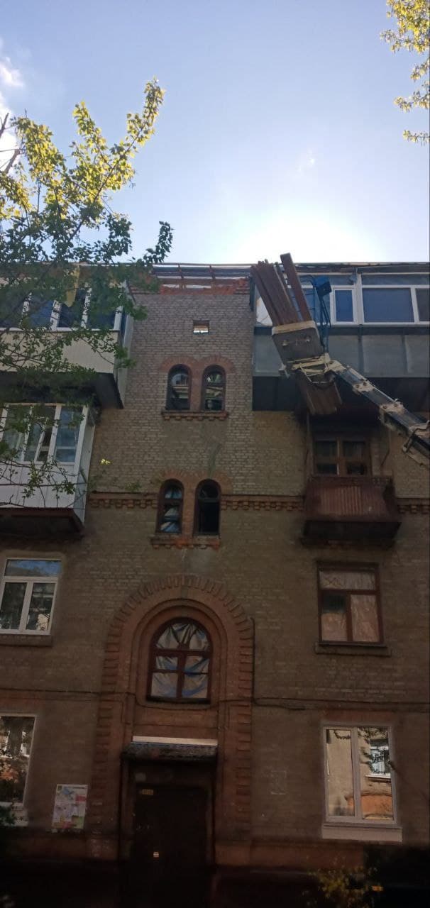 В Слободском и Индустриальном районах Харькова ремонтируют крыши (фото)