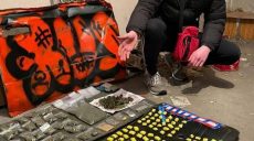 В гараже у 20-летнего харьковчанина нашли 120 упаковок каннабиса и около 100 свертков с психотропами
