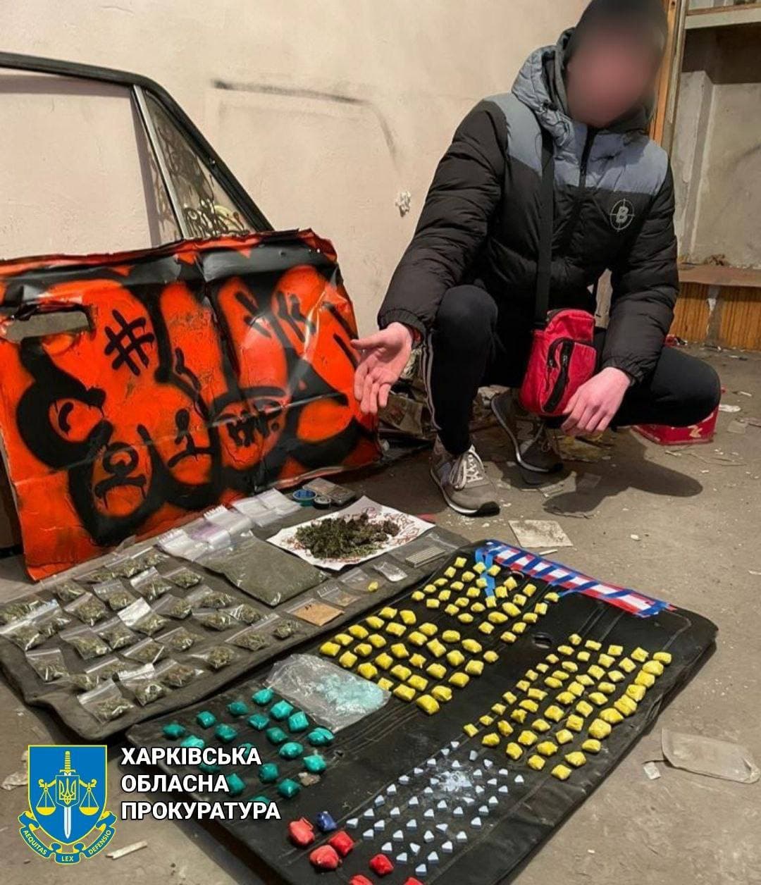 В гараже у 20-летнего харьковчанина нашли 120 упаковок каннабиса и около 100 свертков с психотропами