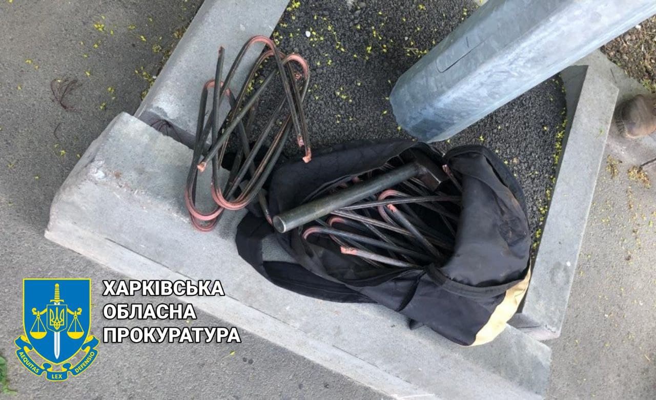 В Харькове мужчина украл несколько метров поврежденного обстрелами провода контактной сети