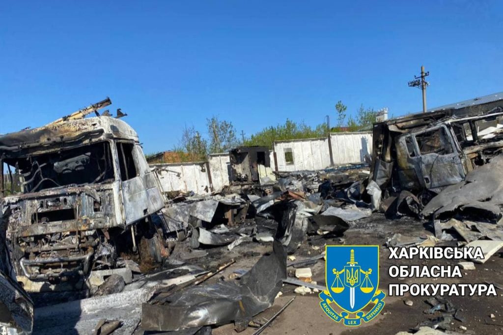 Обстрел Богодухова: повреждены 9 автомобилей, сгорели 4 грузовика (фото)