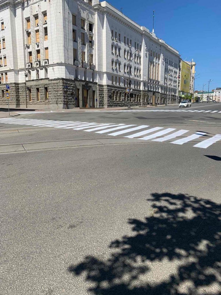 В Харькове коммунальщики наносят дорожную разметку в центре (фото)